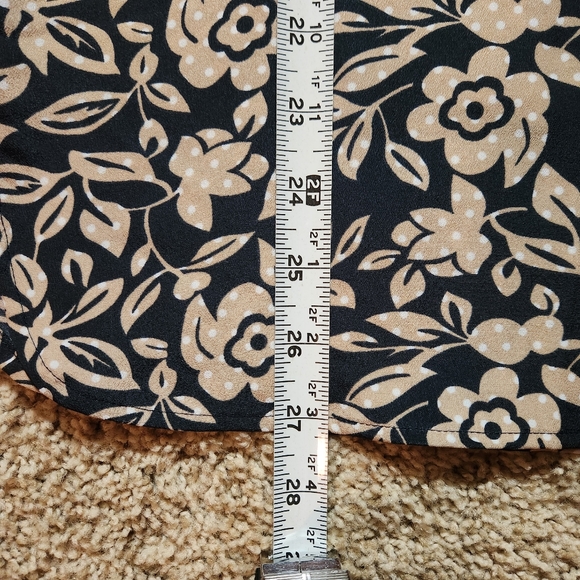 Ann Taylor  petite v-neck floral blouse Size SP Colors black tan and white - Picture 6 of 13